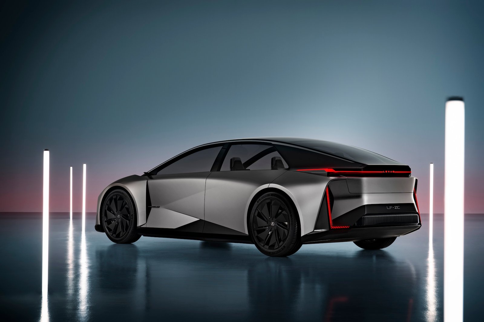 „Lexus“ atskleidė savo strategiją: paaiškėjo kada ir kaip taps vien elektromobilių gamintoju
