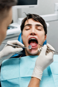 Dantų implantavimas – ar tai skausminga? Visa tiesa apie procedūrą, kurios bijoti nereikia